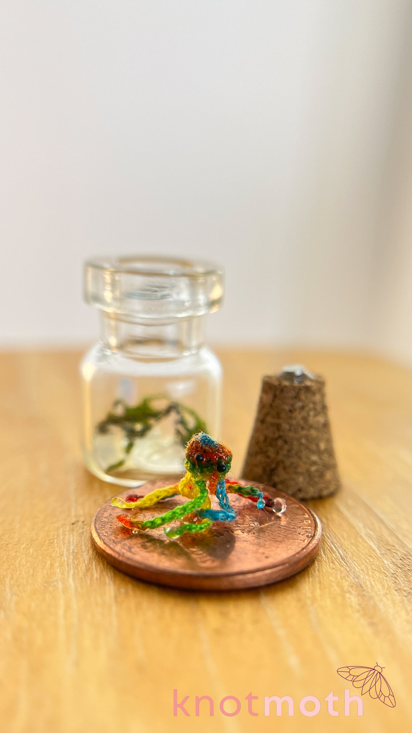 Jessi Jellyfish Micro Crochet Aquarium Jar (Magnetic, Removable)