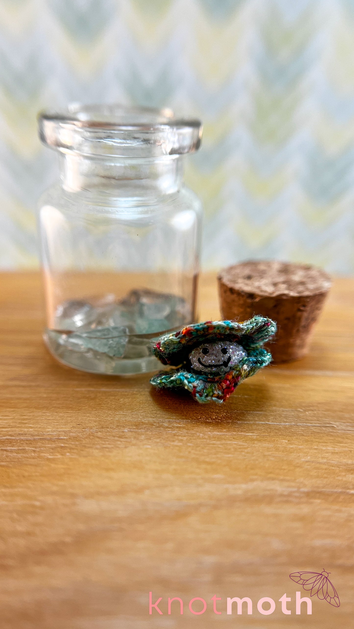 Perla Oyster and Pearl Micro Crochet Aquarium Jar (removable, magnetic)
