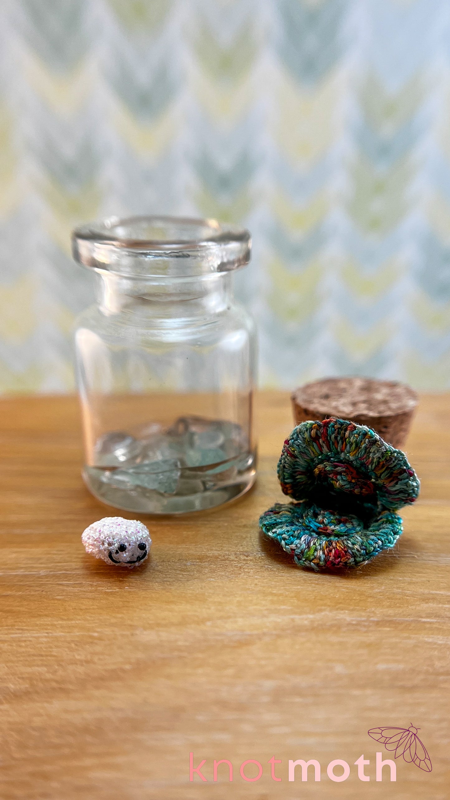 Perla Oyster and Pearl Micro Crochet Aquarium Jar (removable, magnetic)