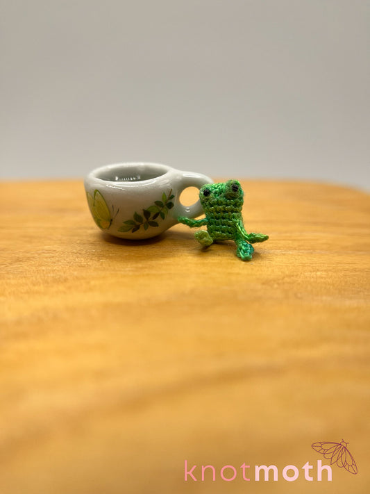 hopscotch frog micro crochet mug trinket
