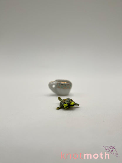 frankie frog glow-in-the-dark micro crochet teacup trinket