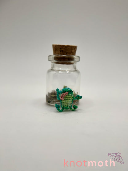 fabian frog micro crochet jar