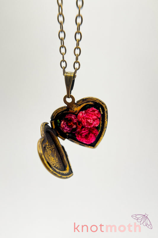 Roses (love) floriography micro-crochet locket