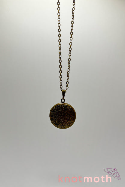 Daffodil (new beginnings) floriography micro-crochet locket