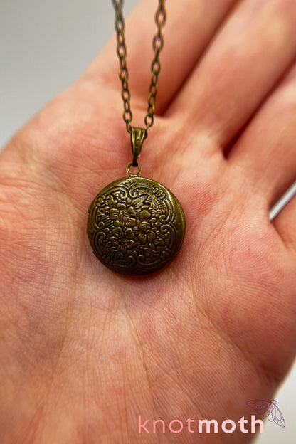 Daffodil (new beginnings) floriography micro-crochet locket