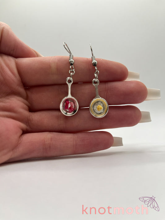 egg & bacon in miniature frying pan micro crochet earrings