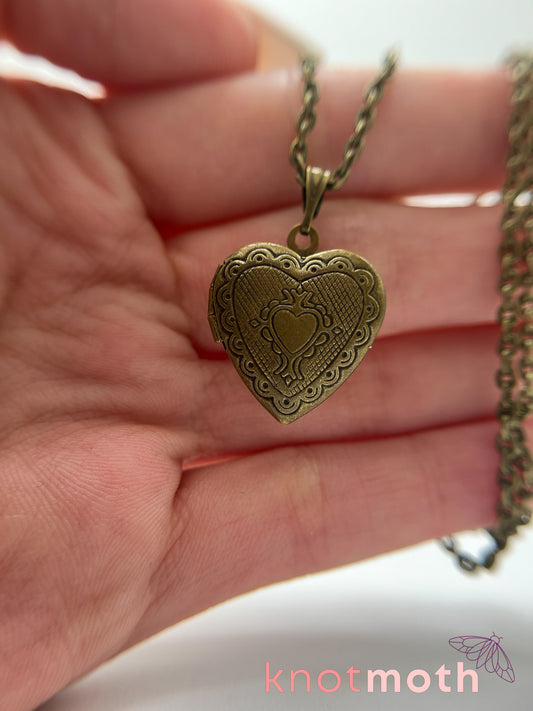 roses floriography micro-crochet locket