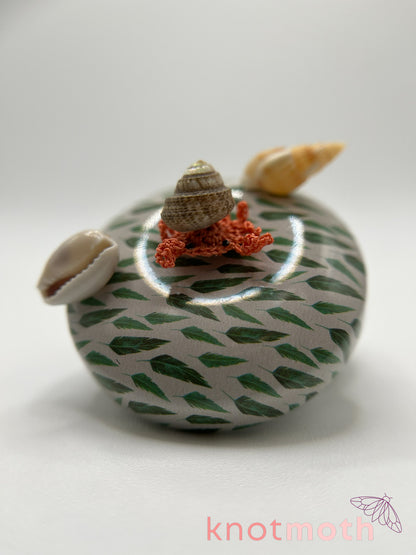 caroline crab & beach scene micro crochet tin