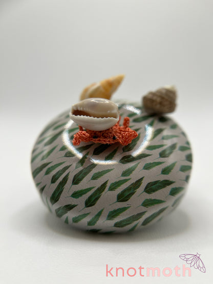 caroline crab & beach scene micro crochet tin