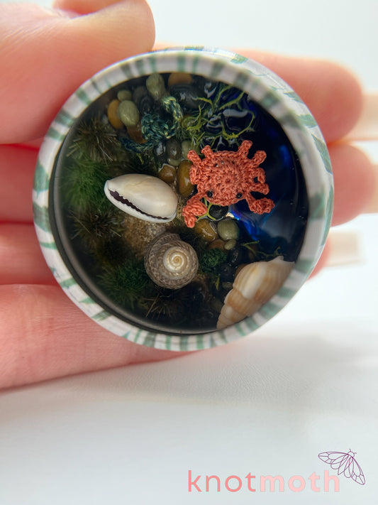 caroline crab & beach scene micro crochet tin