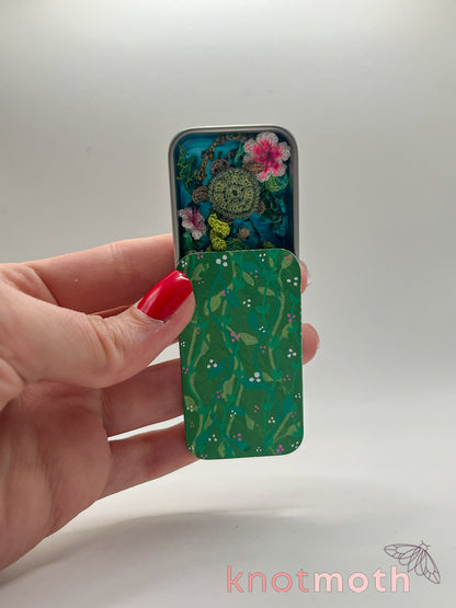 turtle & hatchling pond mini tin