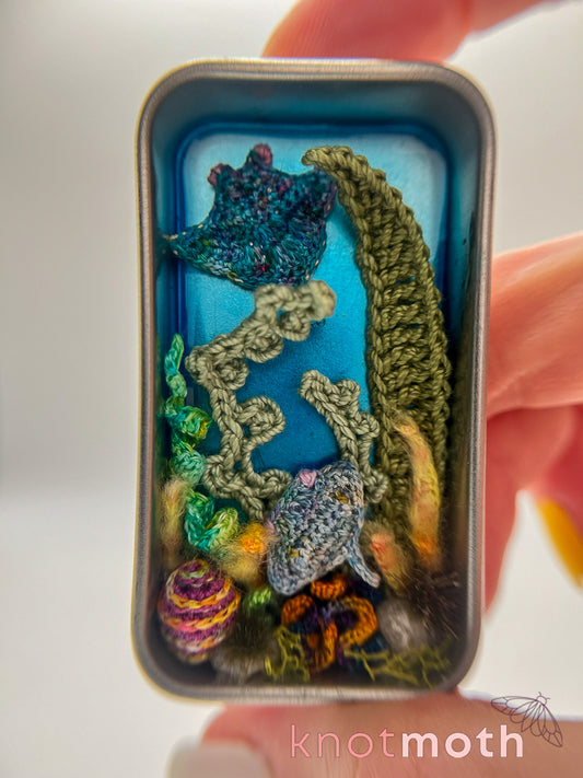 ray & pup kelp forest mini tin