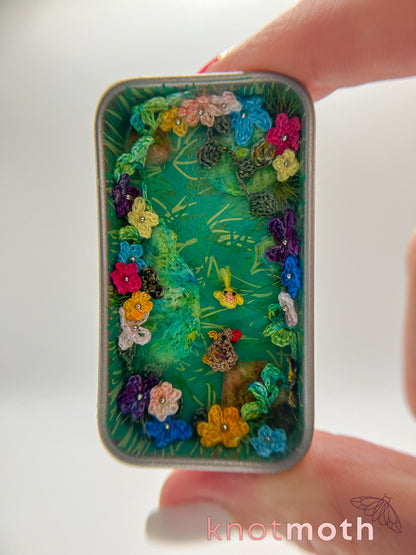 hen & chick flower meadow mini tin