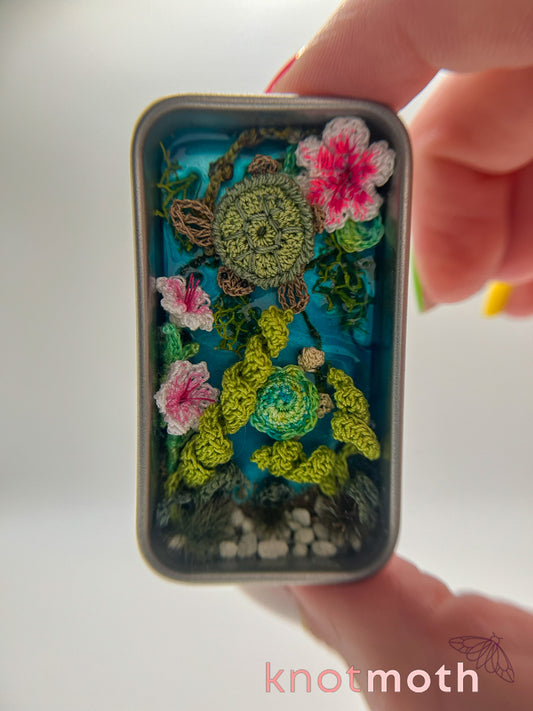 turtle & hatchling pond mini tin