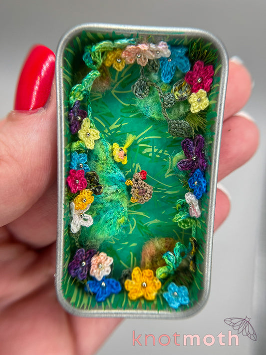 hen & chick flower meadow mini tin