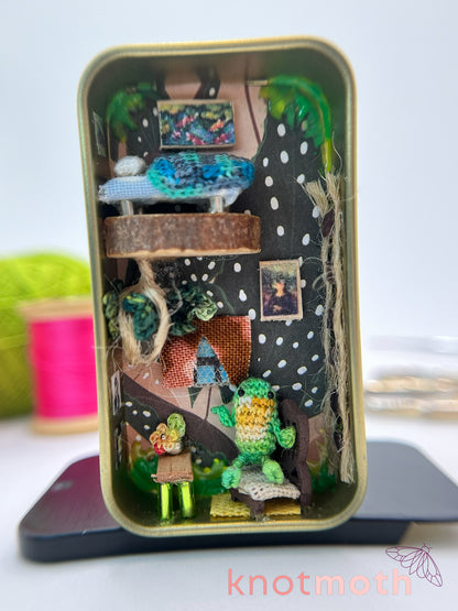 finnegan frog lofted apartment scene mini tin