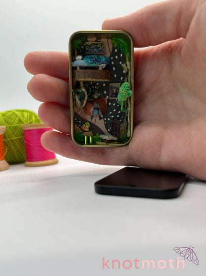 finnegan frog lofted apartment scene mini tin
