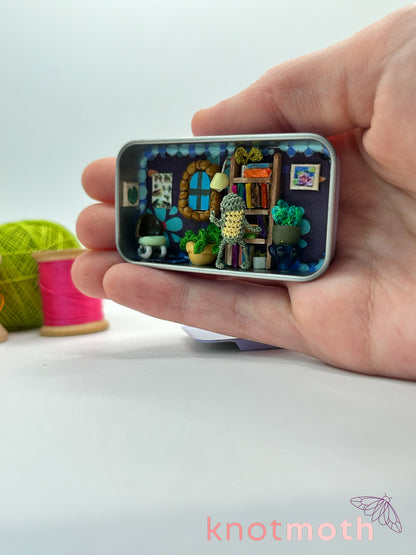 fable frog bookshelf scene mini tin
