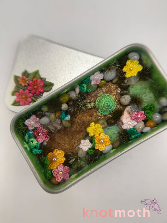 teddi turtle  ·  daisy meadow mini tin