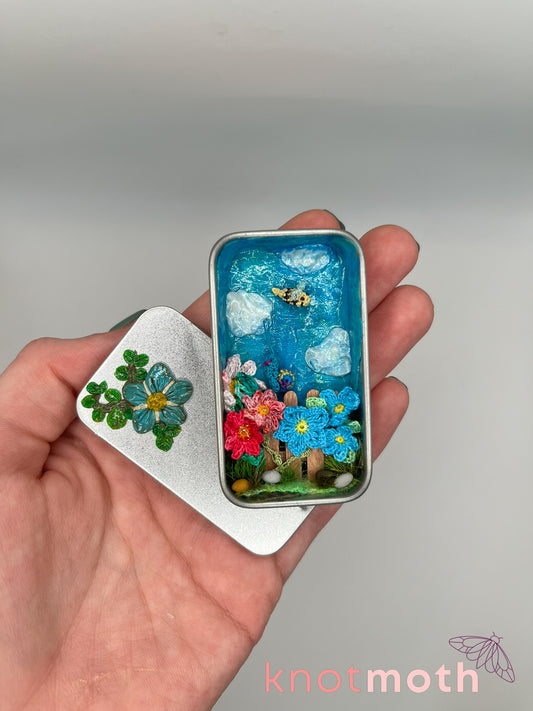 sandi snail & brandi bee  ·  garden fence mini tin