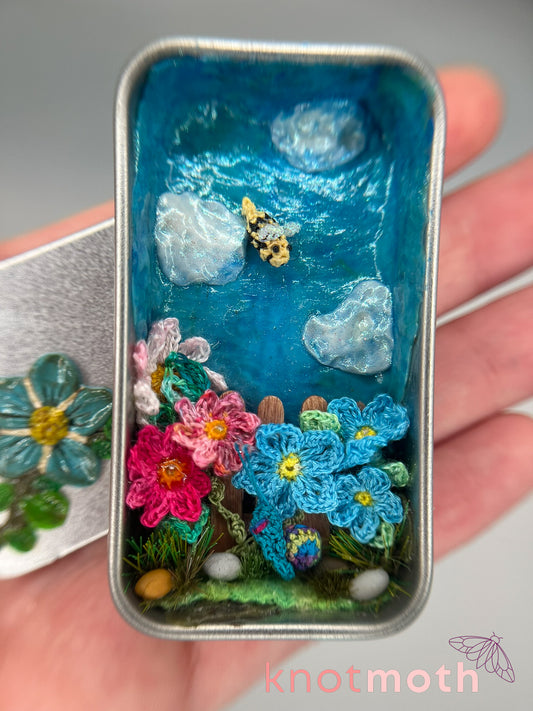 sandi snail & brandi bee  ·  garden fence mini tin