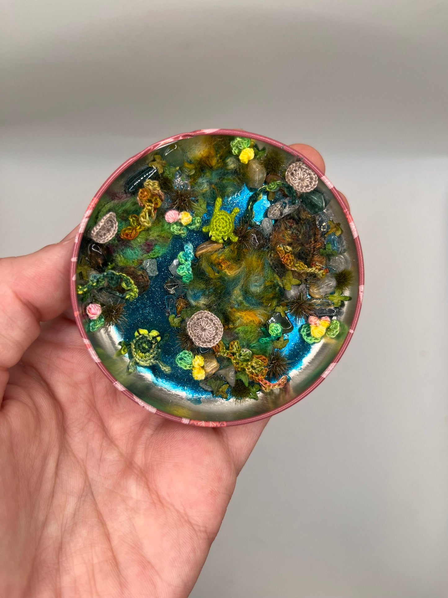 fenric & fablet - frog friends mossy pond scene in a metal tin