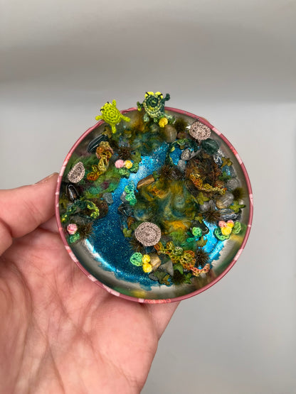 fenric & fablet - frog friends mossy pond scene in a metal tin