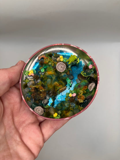 fenric & fablet - frog friends mossy pond scene in a metal tin