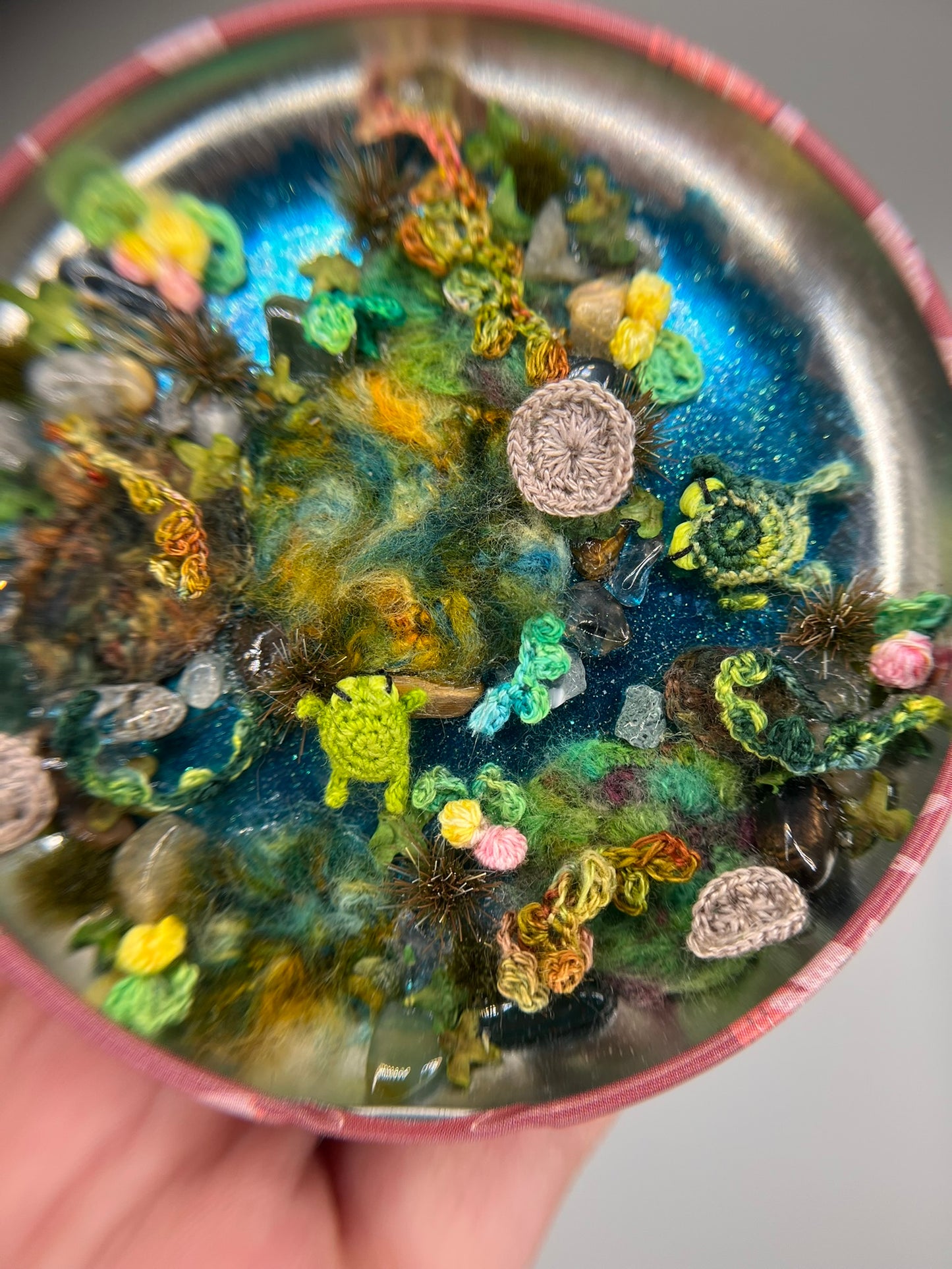 fenric & fablet - frog friends mossy pond scene in a metal tin