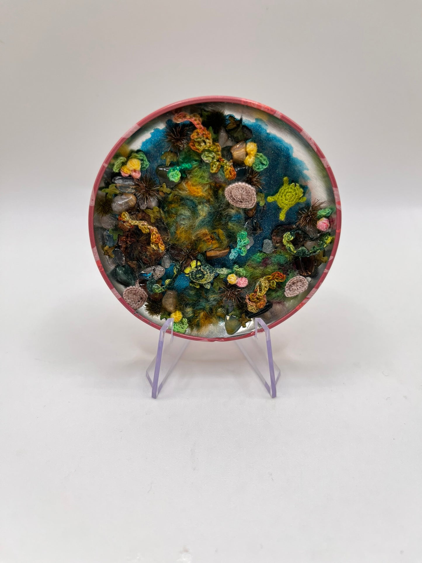 fenric & fablet - frog friends mossy pond scene in a metal tin