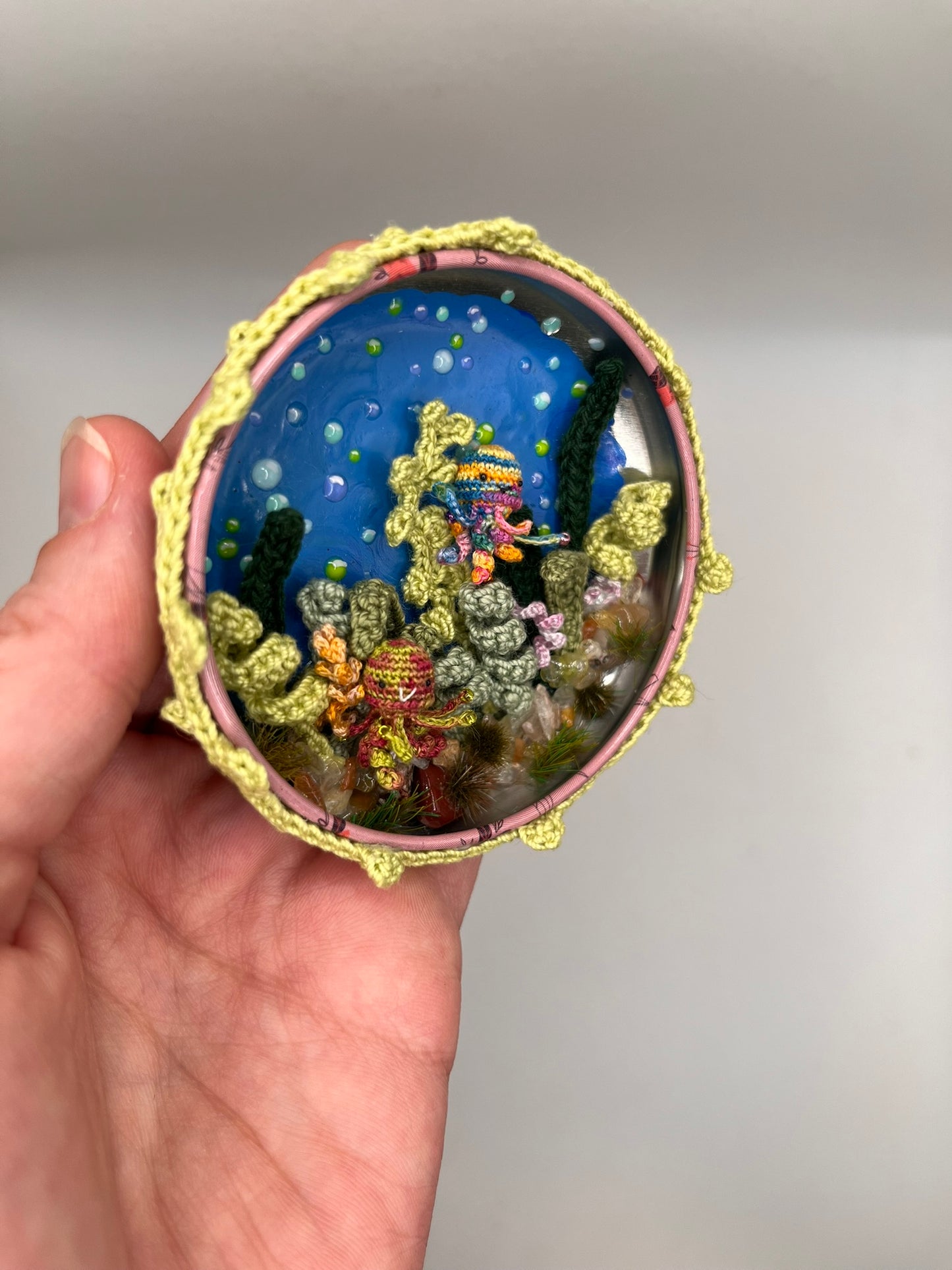 jovi & mirei - jellyfish friends ocean scene in a metal tin