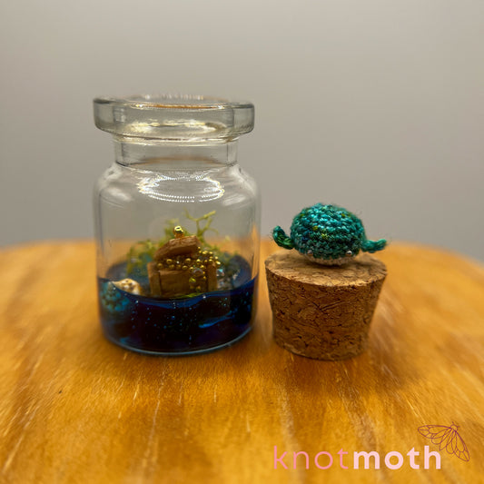 Wilma Whale Micro Crochet Aquarium Jar (removable, magnetic)