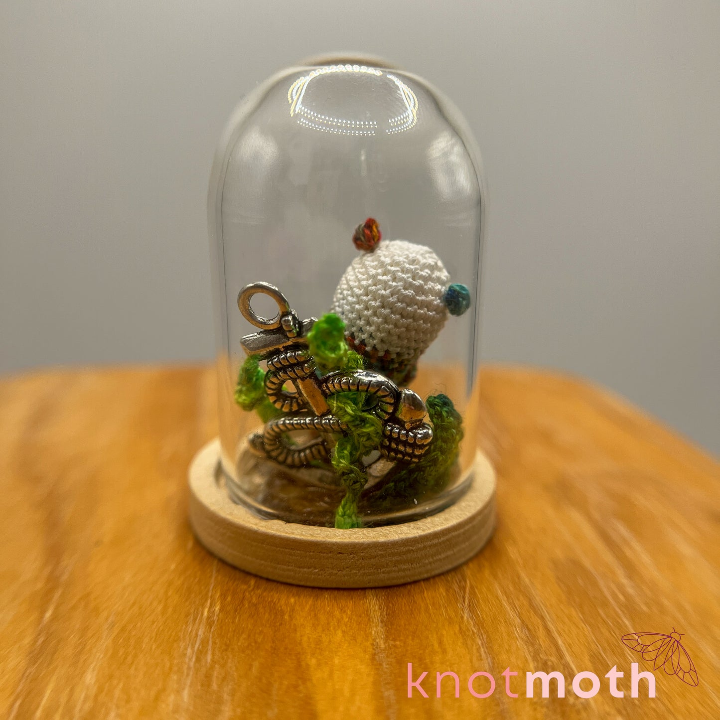 Uta Otter with Fish Micro Crochet Cloche Jar (removable, magnetic)