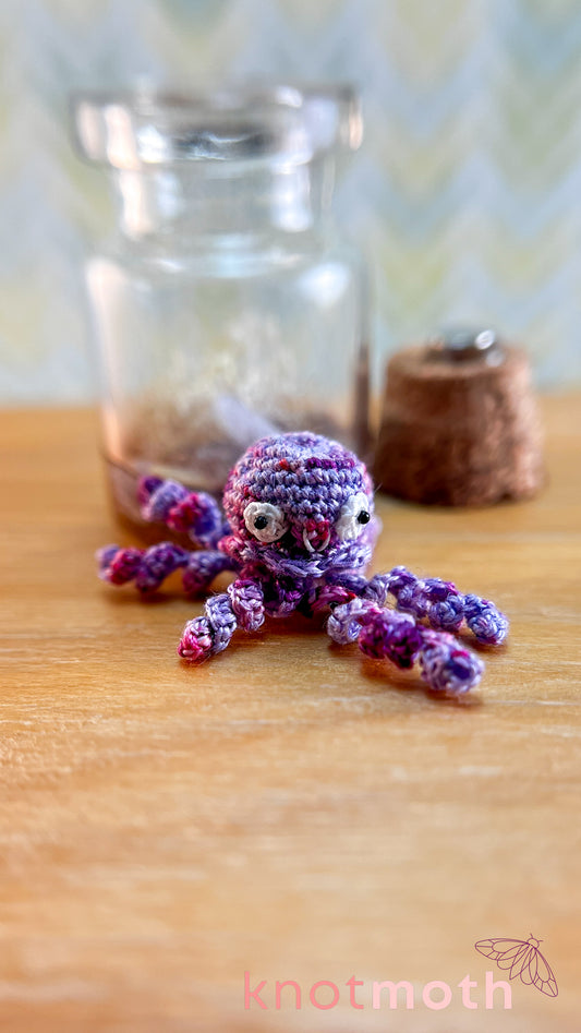 Plum Jellyfish Micro Crochet Aquarium Jar (removable, magnetic)