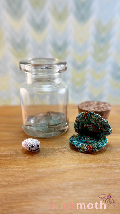 Perla Oyster and Pearl Micro Crochet Aquarium Jar (removable, magnetic)