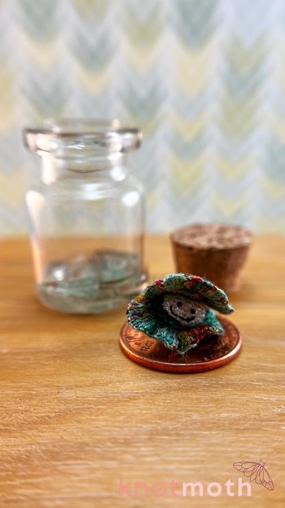 Perla Oyster and Pearl Micro Crochet Aquarium Jar (removable, magnetic)